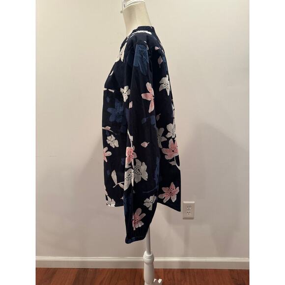 Free Assembly Navy Blue with Pink and White Flowers V-Neck Top - size Large - Picture 4 of 9